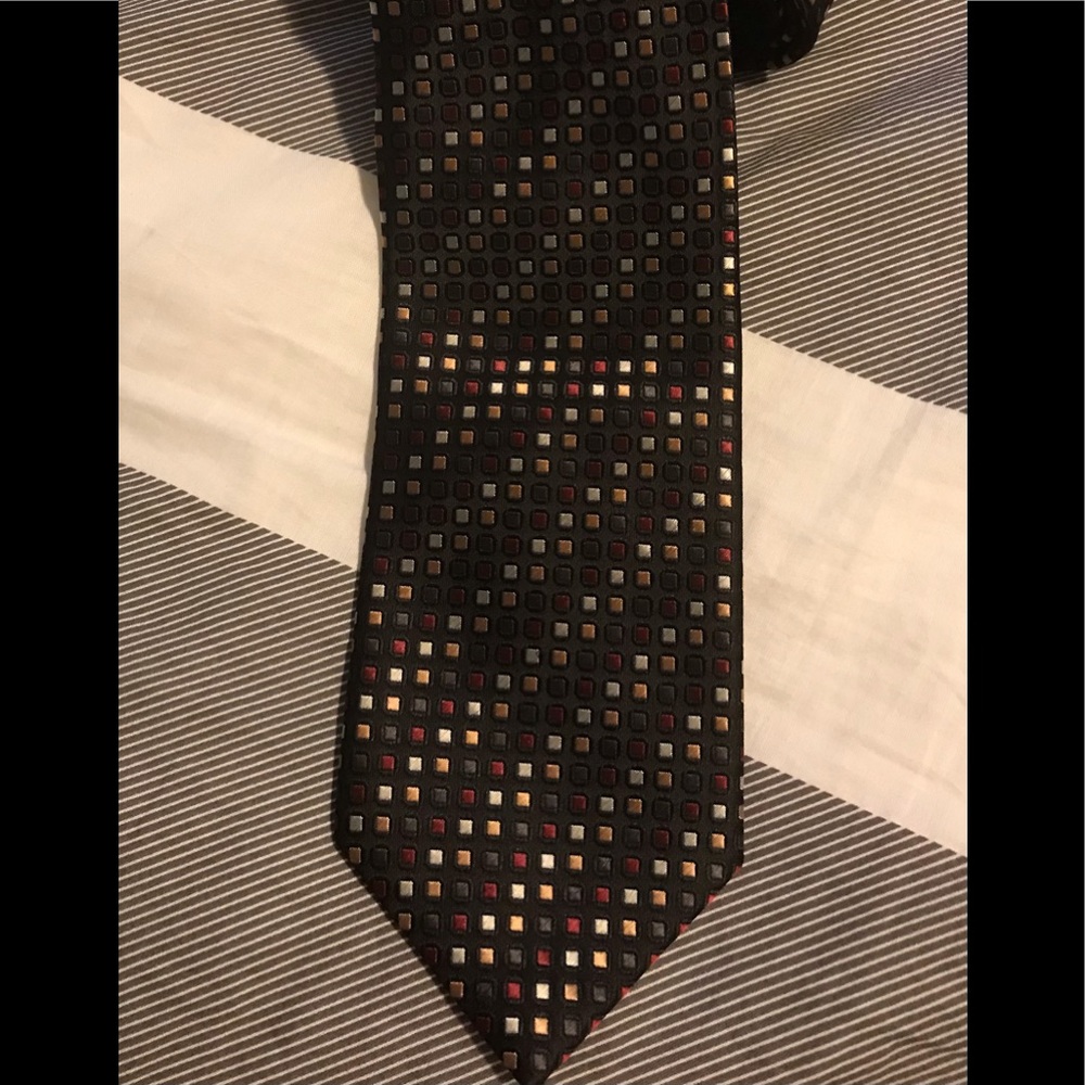 HAGGAR Checkered tie.